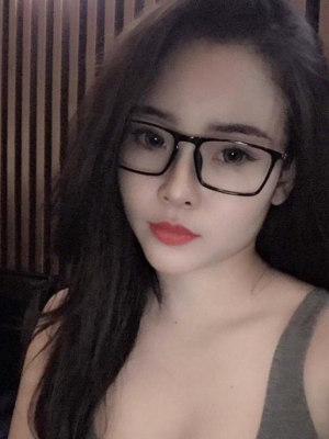 뿔테 안경이 아주 매력적인 베트남녀