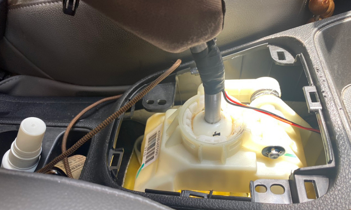 자동차 기어레버봉 안쪽에 미터기 조작 스위치가 설치되어 있다