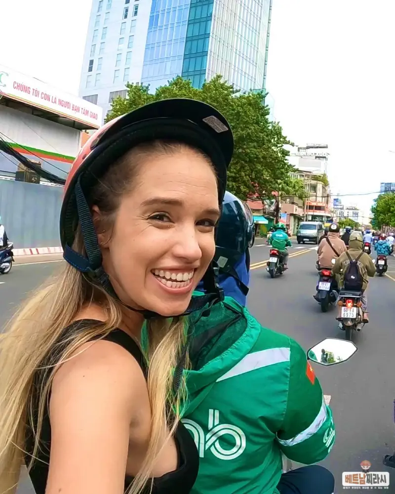 호찌민 시 1월 7일 We finally made it to the mainland of Vietnam and had CRAZY first day exploring beautiful city of Ho Chi Min, also known as Saigon.
