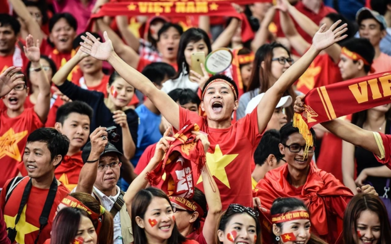 베트남 사람들이 축구를 응원하고 있다 (이미지 출처: internet)